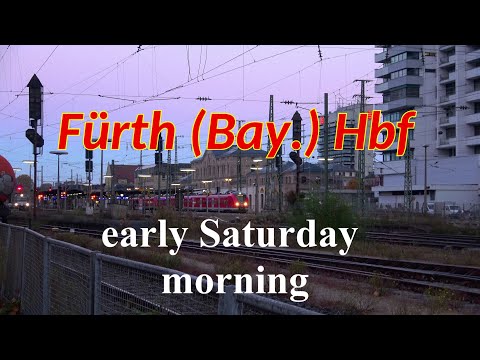 Der Tag erwacht in Fürth (Bay.) Hbf. Zugverkehr an einem Samstag Morgen