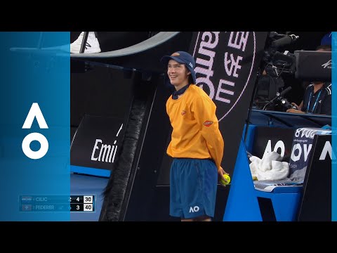 Ballkid catches a Federer return | Australian Open 2018