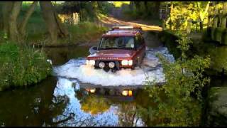 preview picture of video 'Land Rover Discovery II V8 ES crossing a ford'