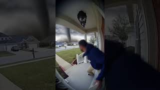 Download lagu Shocking! 😱 Man Saves Cat from Tornado... But Gets Swept Away! 🐈🌪️💔ショッキング！😱 猫を救った男、竜巻にさらわれる…🐈🌪️💔 mp3