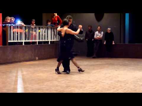  Jose Luis Gonzalez  and  Paulina Cazabon Goméz  are  dancing  to  the  tango  "  Ansiedad  "  by  Juan D'Arienzo
