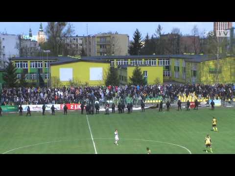 Kibice Zagłębia Sosnowiec palą i targają flagę Siarki Tarnobrzeg