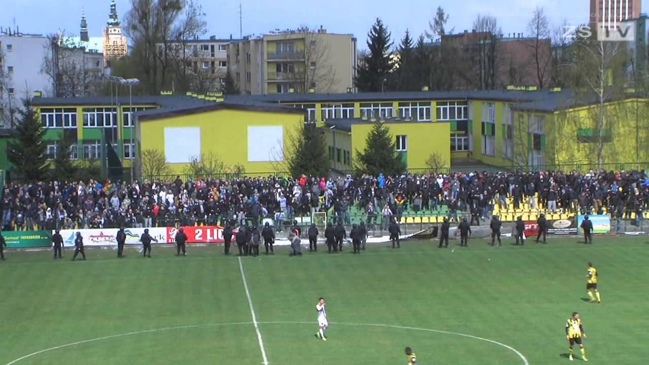 Siarka - Zagłębie Sosnowiec. Kibice gości palą flagę i niszczą ogrodzenie [WIDEO]
