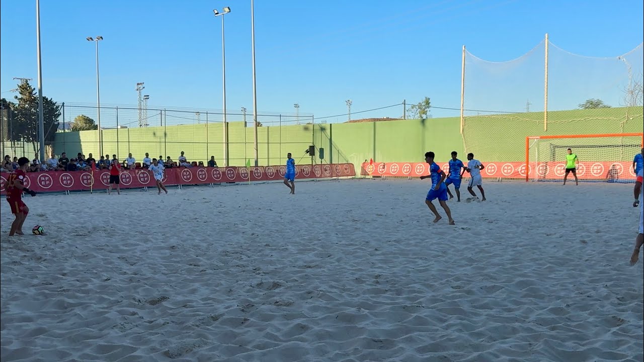 La nueva pista de arena Antonio Soto Cano “Antoñín” del polideportivo de Águilas acoge varios partidos de la Segunda División Masculina de Fútbol Playa