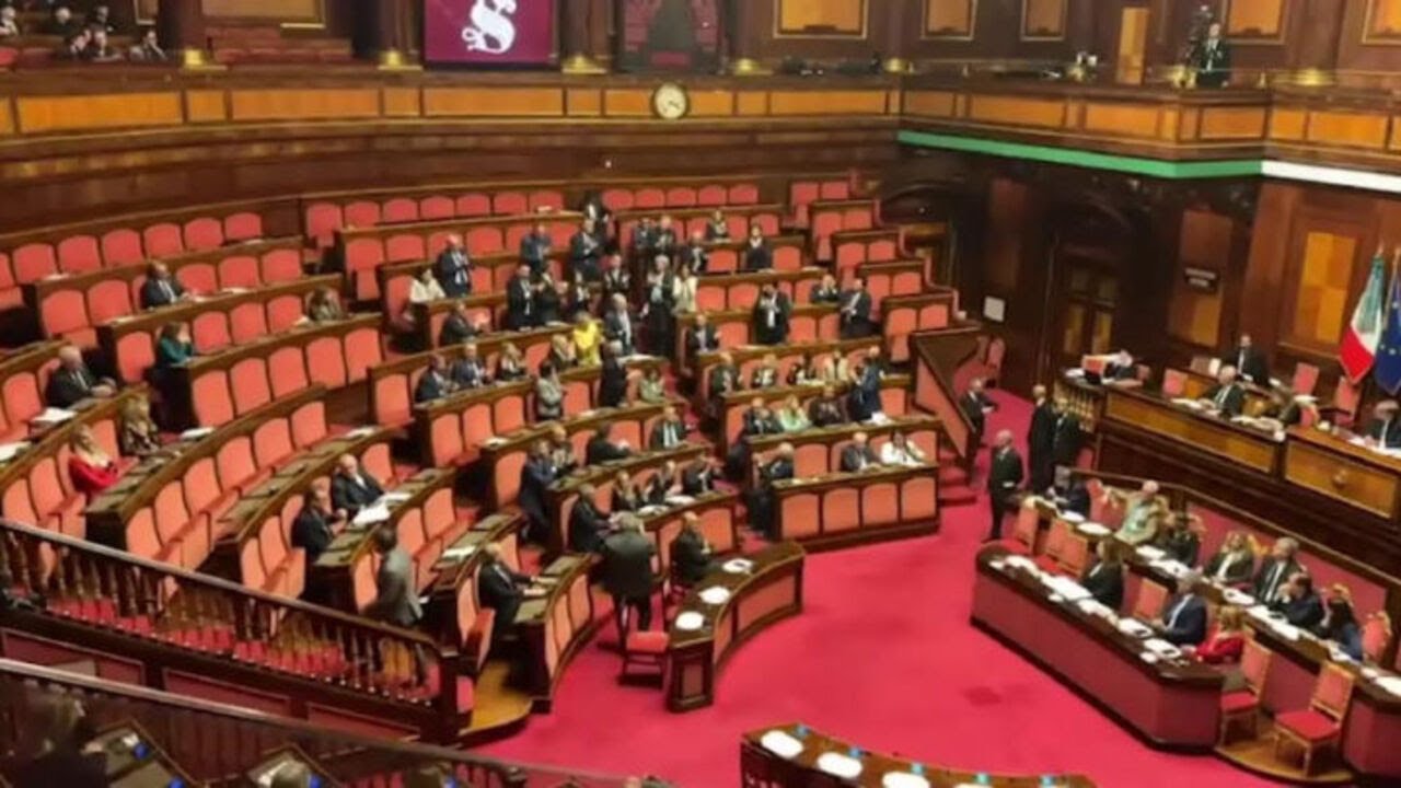 Bagarre Senato tra Malan (FdI) e i Cinque Stelle su antimafia, urla in Aula