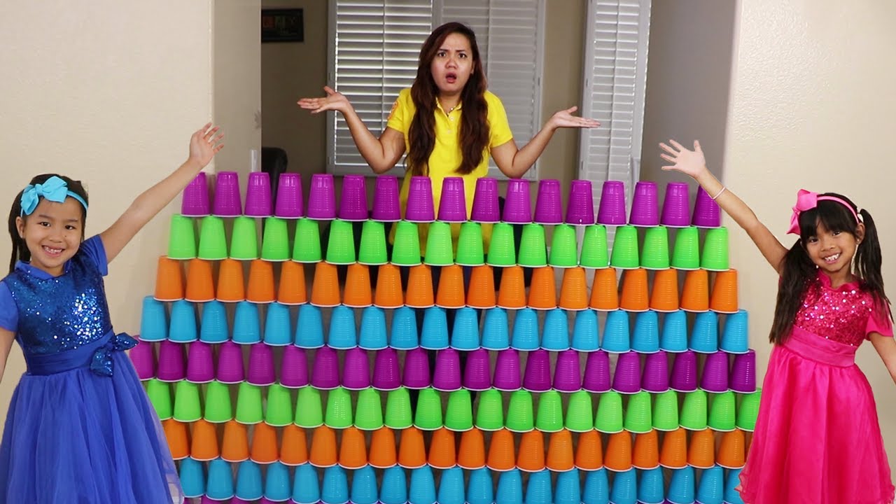 Emma Pretend Play | Construyen Valla con Vasos GIGANTES | Giant Cup Wall Challenge Kids Toys