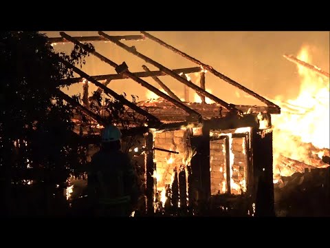 Ein ganzes Dorf in Gefahr!: Großfeuer in der Nacht in Altenreuth