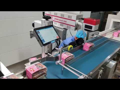 Automatyczna maszyna pakująca w obwoluty kartonowe - zdjęcie