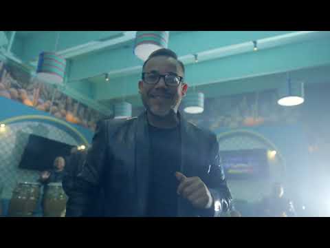 ELLA ES DE MAS - JUNIOR KLAN