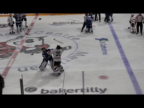 Niagara IceDogs goalie Owen Flores vs Brampton Steelheads goalie Jack Ivankovic
