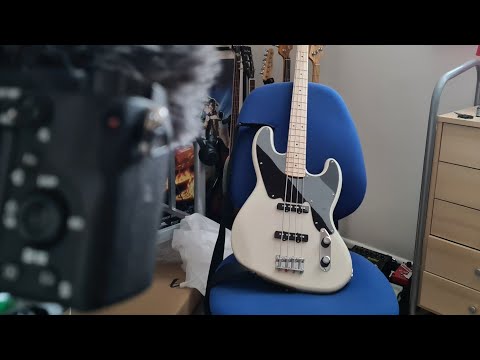 Squier Paranormal 54 Jazz Bass Unboxing