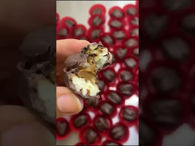 Vídeo relacionado con Chocolates Gourmet en Caja de Madera con Almendras, Pistachos y Nueces, Tres Chocolates | Caja Chocolate para Regalar, Chocolate Regalo, perfecto para San Valentín, Cumpleaños y Regalos Originales