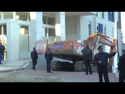 A1 Report - Vlorë, Gjika: Të prishet, INUK dhe policia te pallati i "Bashës"