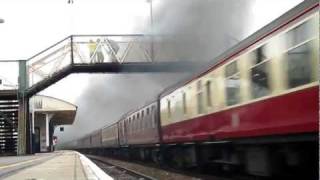 preview picture of video 'Britannia steam train pulling The Cathedral Express through Whitchurch, Hampshire 2011-08-31'
