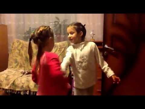 Алиса и Соня поют и танцуют