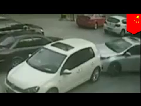 Chłop wyjeżdża z parkingu