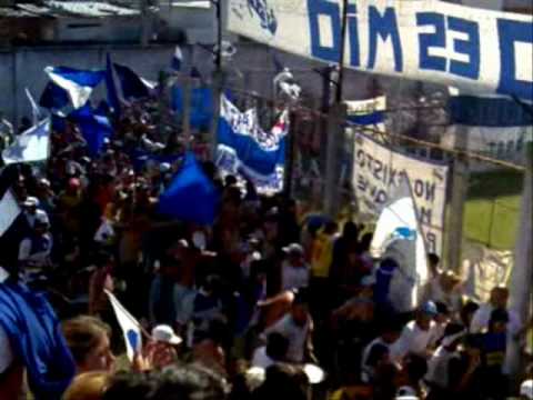 "LLEGADA LA HINCHADA DE MIDLAND" Barra: La Banda del Tricolor &bull; Club: Colegiales