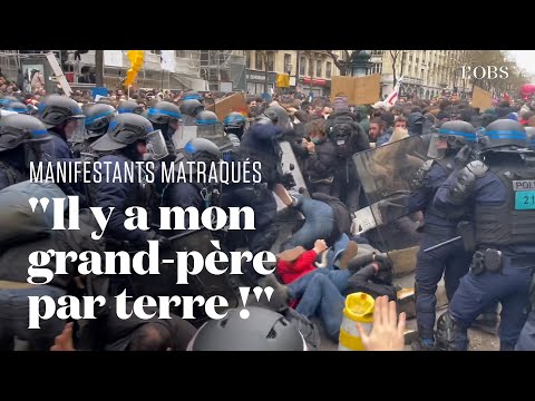 Des policiers chargent et matraquent violemment des manifestants, le 23 mars à Paris
