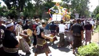 preview picture of video 'Begrafenis ceremonie bij Villa Lovina Beach (Bali, Lovina)'