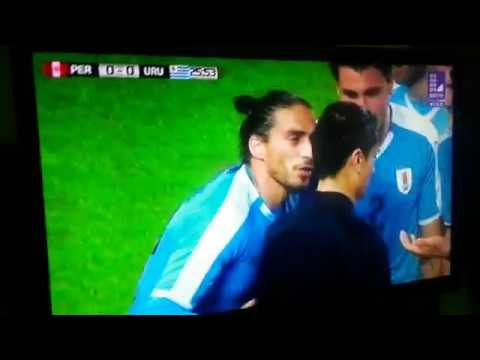 Roja para Martín Caceres | Perú vs Uruguay
