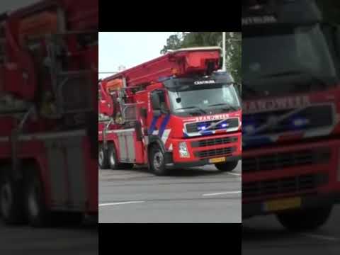 Brandweer Den Haag Hw 15-7850 met spoed naar een melding in Den Haag