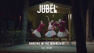 Kadr z teledysku Dancing In The Moonlight tekst piosenki Jubël ft. Neimy