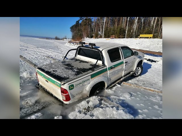 Два автомобиля ушли под лед за сутки