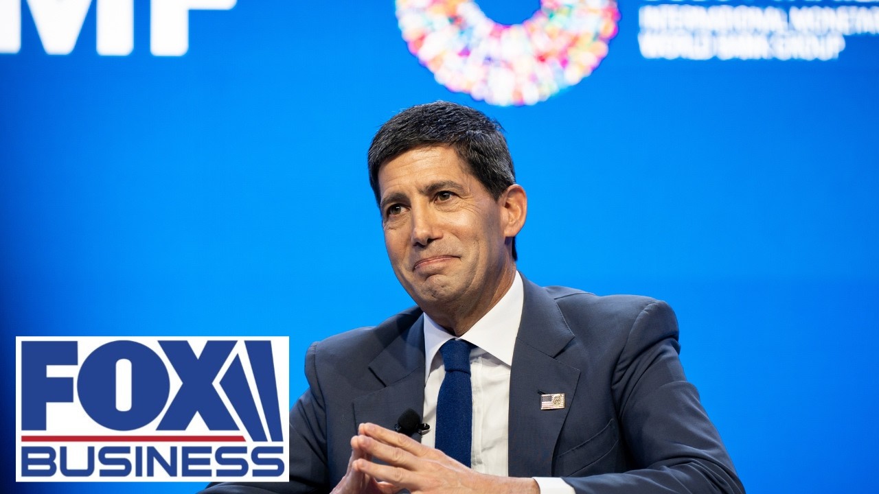 Warsh keeps Wall Street GUESSING on October rate move