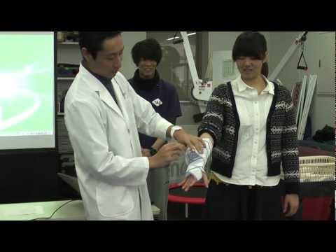 柔道整復師による包帯を使った手首の固定法