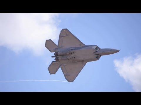 F-22 Raptor Gets AGGRESSIVE in this Awesome Air Show Demo