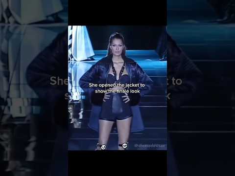 Yasmeen Ghauri closing the Versace fall 1992 show #shorts #yasmeenghauri #90s #supermodel