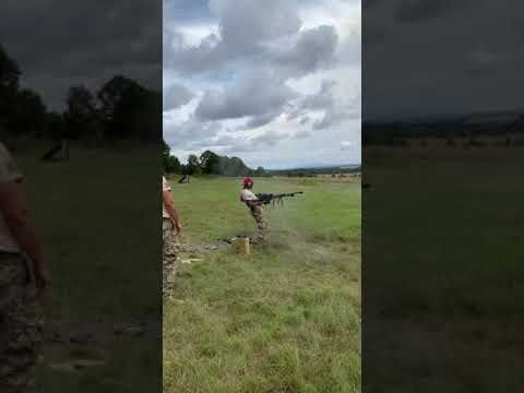 olha Rambo fazendo teste das armas veja tiro que incrível 😱😨👏