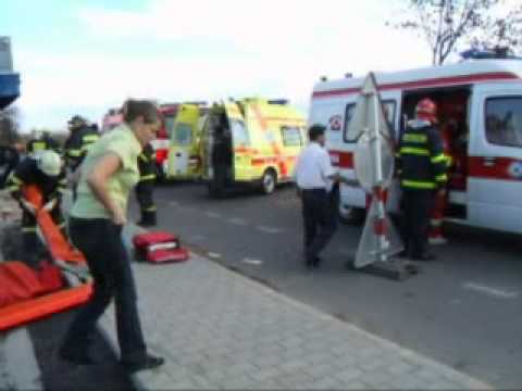 Čtyři zranění při nehodě auta do zastávky v Šenově