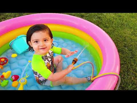 Ponçik Şilan Havuz da Renkli Toplar ile Eğleniyor - funny video