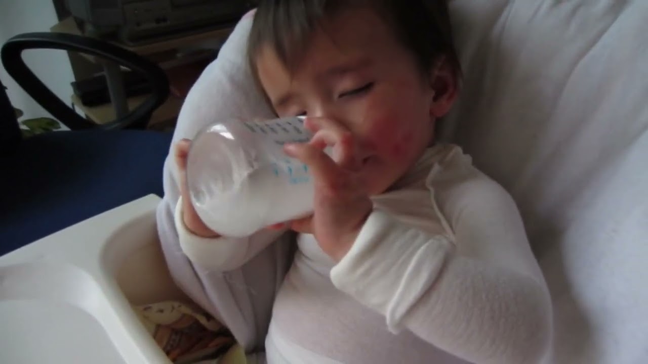 Sleepy Baby Falls Asleep/ ミルク飲んでたら寝ちゃった！