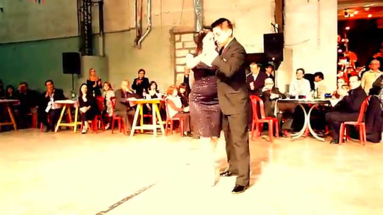 Julieta Qüesta y Rauli Choque bailan con Los Reyes del Tango en el Morán