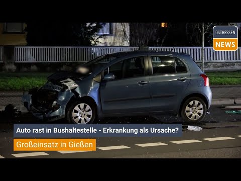 GIESSEN: Multiple crashes | Car crashes into bus stop