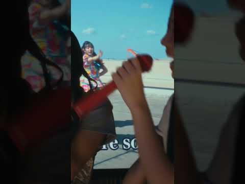 映画『恋愛裁判』【1月23日(金)公開】｜プライベートでカラオケを楽しむメンバーたち🎤