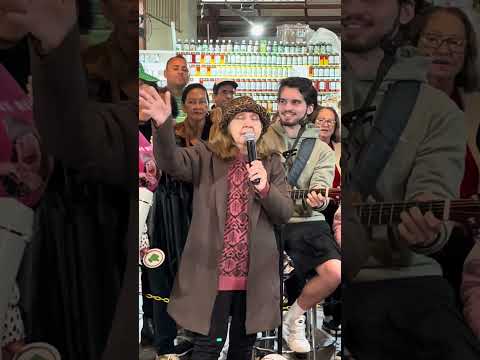 Que energia incrível, Porto Alegre! O Mercado Público ficou pequeno para tanto talento! 🏛️🎙️