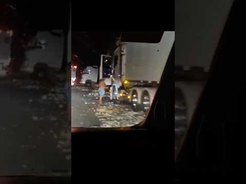 Colisão entre carretas mobiliza resgate na BR-324 na Bahia