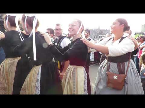 Le triomphe des sonneurs : ils ont dansé place de la Résistance à Quimper