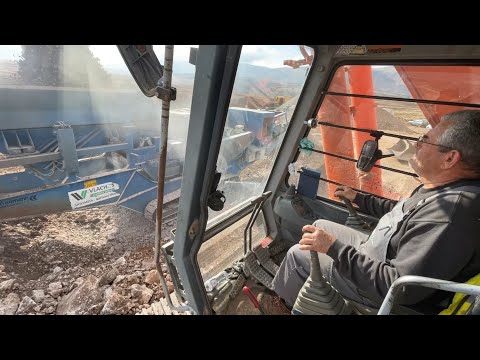 Hitachi EX450 Excavator Feeding The Kleemann Jaw Crusher - Diastasi Ateve