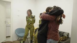 רומי גונן נפגשת עם אמה (עדכוני משרד ראש הממשלה) - התמונה מוצגת ישירות מתוך אתר האינטרנט יוטיוב. זכויות היוצרים בתמונה שייכות ליוצרה. קישור קרדיט למקור התוכן נמצא בתוך דף הסרטון