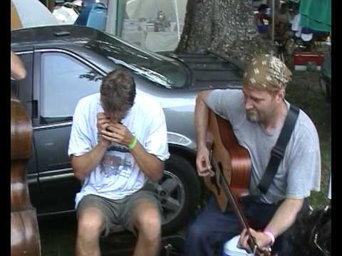 Clifftop 2002, harmonica by John Murphy / on fiddle Thomas Bailey