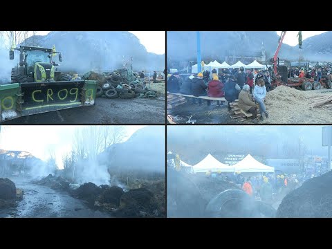 Video | French farmers block a roundabout near Andorra | AFP