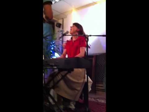 Anna Depenbusch, "Tanz mit mir (Haifischbarpolka)", 05.02.2011, Clixoom-Wohnzimmerkonzert