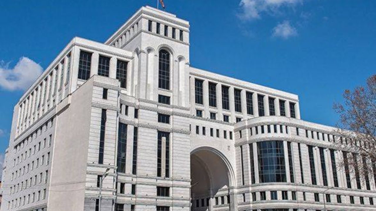 #Ուղիղ. Բողոքի ակցիա՝ ԿԳՄՍ նախարարության շենքի մոտ