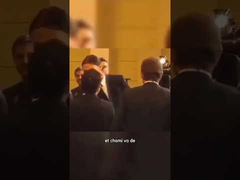 La petite tape d’Ibrahimovic derrière la tête de Xavi #ami #legende #football