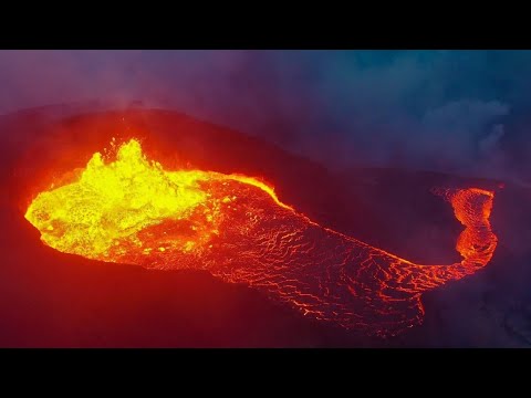 THE MAD VOLCANO FROM THE FOG!!! ICELAND VOLCANO ERUPTING IN A MOODY FOGGY NIGHT!!