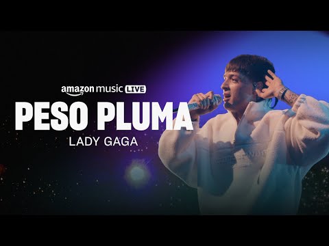 Peso Pluma durante su presentación de «Lady Gaga» en Amazon Music Live con estética contemporánea de música regional mexicana.